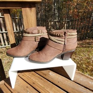 Sugar Vangel Brown braid chain strap bootie -10M